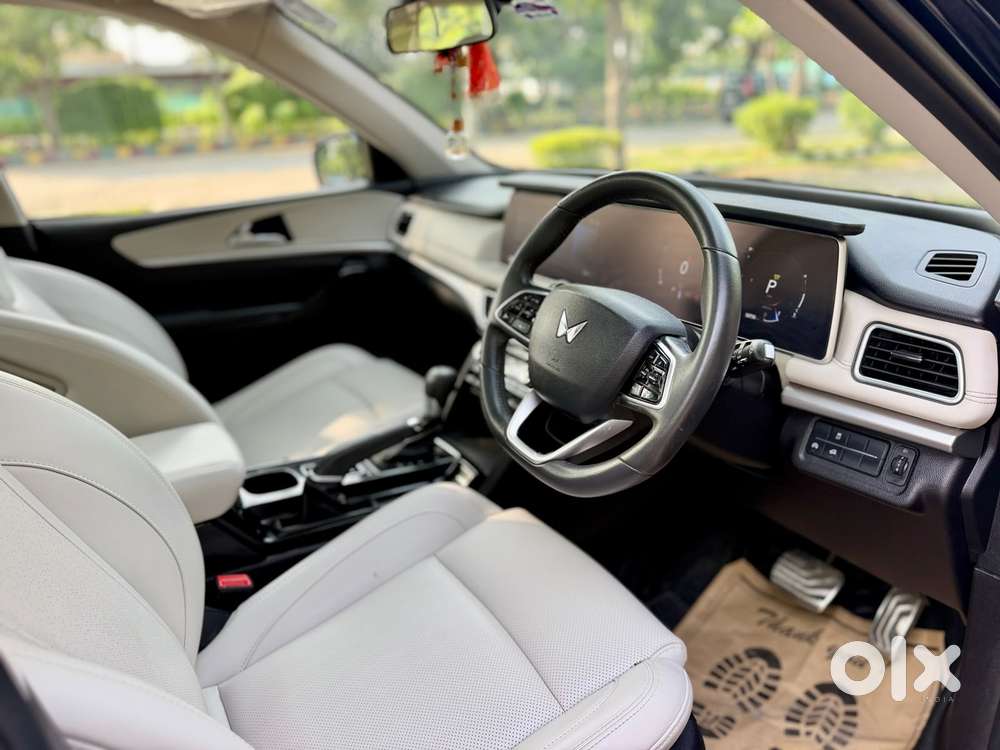 Mahindra Xuv700 2.0 Ax 7 Petrol At Str, 2023, Petrol