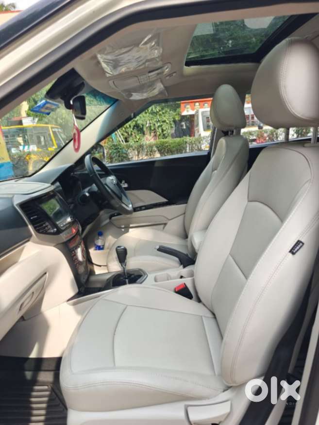 Mahindra Xuv300 1.2 W8 (o) Amt Petrol, 2023, Petrol