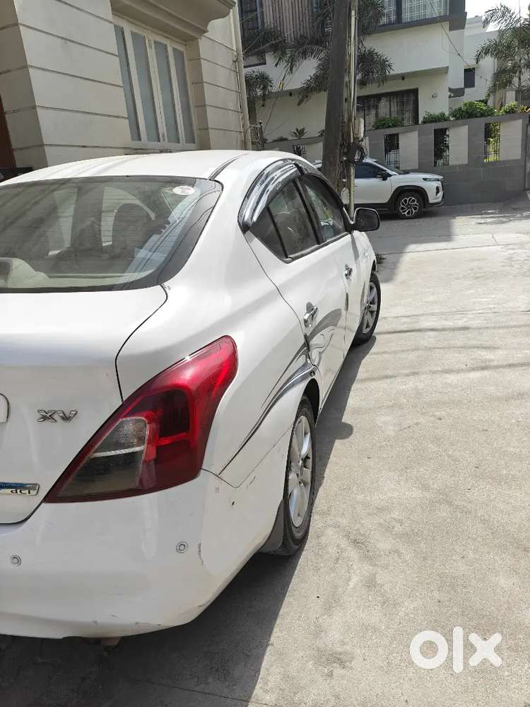 Nissan Sunny 2012