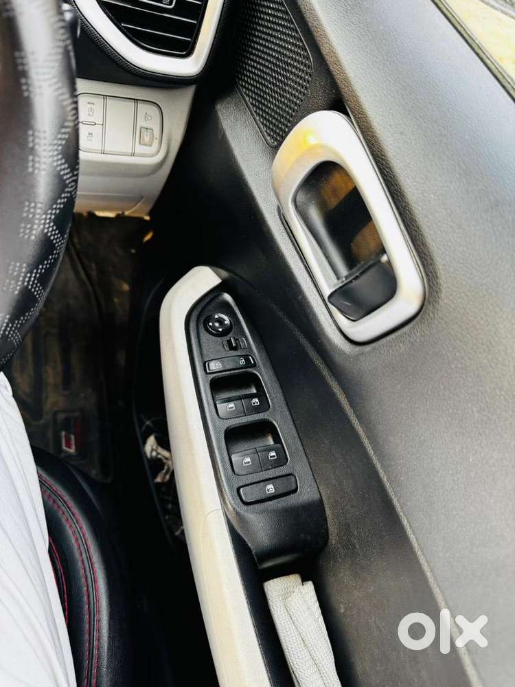 Hyundai Venue 2024 Petrol Well Maintained