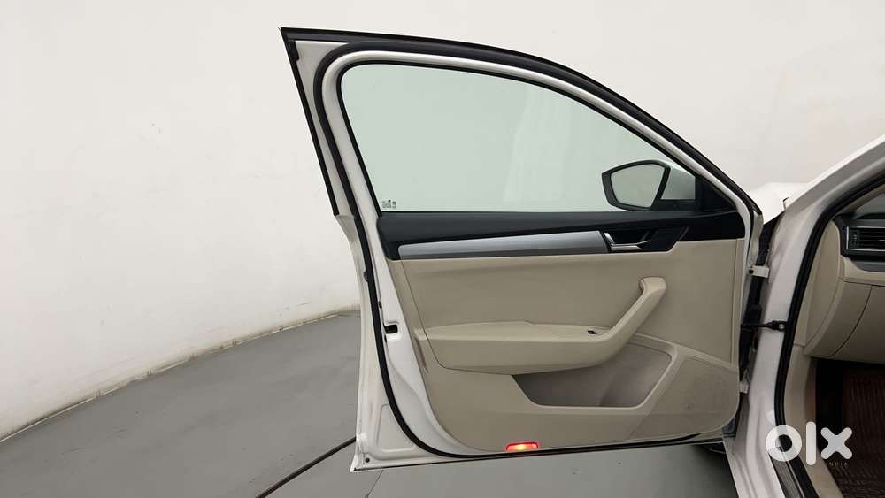 Skoda Superb [2014-2016] 1.8 Style Tsi At, 2017, Petrol