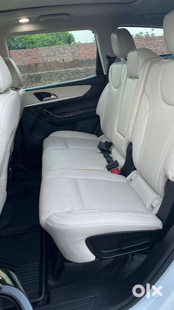 Mahindra Xuv700 2.2 Ax 7 Diesel At Luxury Pack Str, 2025, Diesel