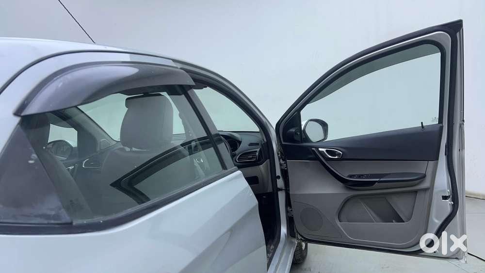 Tata Tiago Xza, 2017, Petrol
