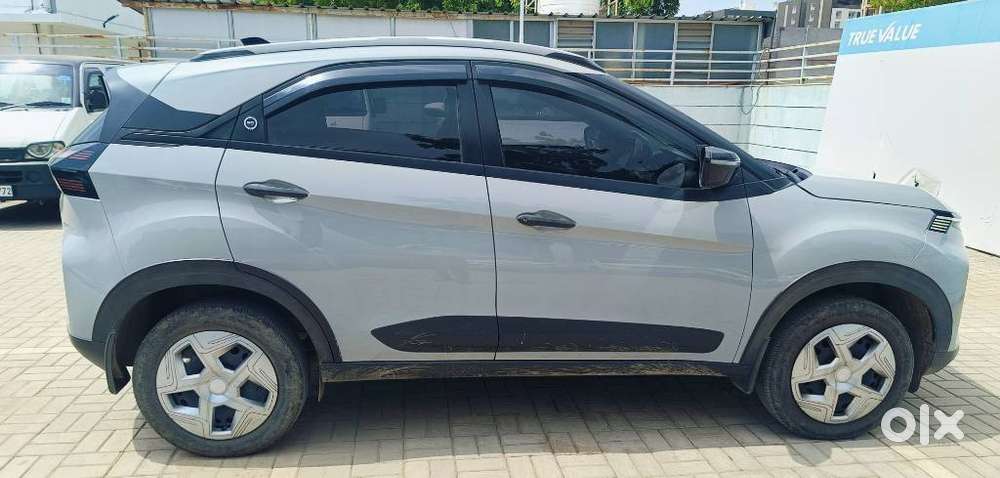 Tata Nexon Pure 1.2 Revotron Petrol 6 Mt, 2024, Cng & Hybrids