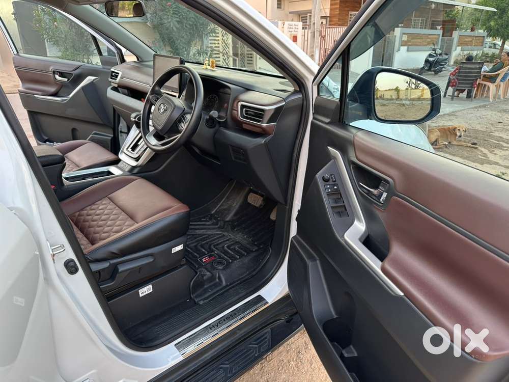 Toyota Innova Hycross-gx(o) 2025 (non-hybrid) Petrol 7000 Km Driven