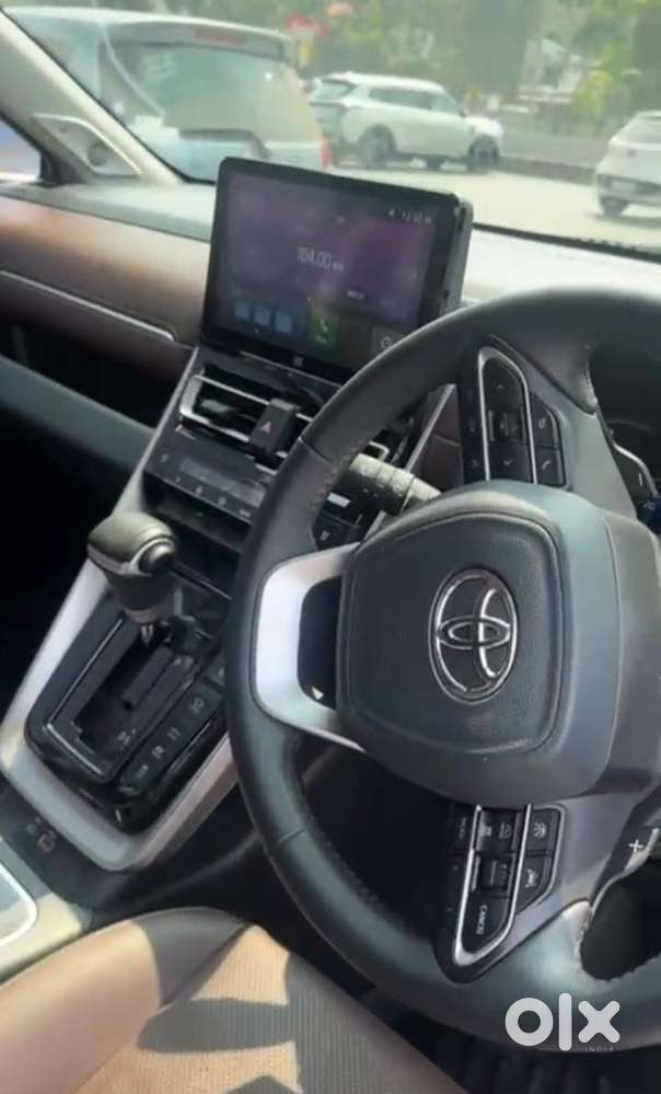 Toyota Innova Hycross