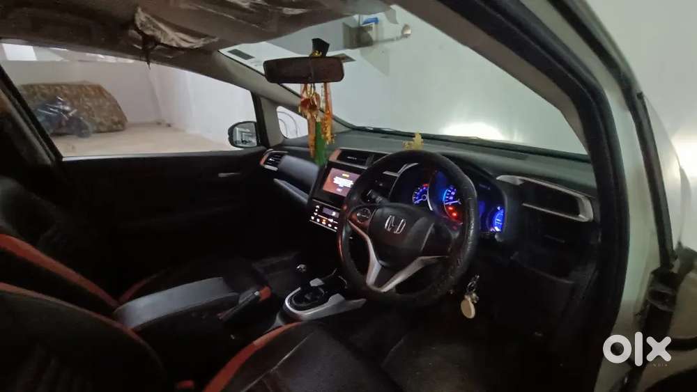 Single Hand Driving. 100% Showroom Track