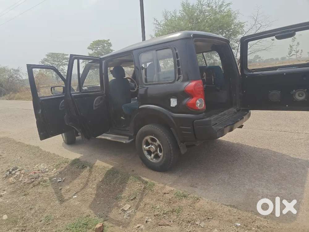 Mahindra Scorpio Black Colour
