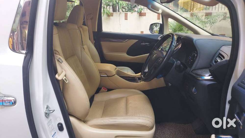 Toyota Vellfire 2.5 Executive Lounge, 2023, Cng & Hybrids