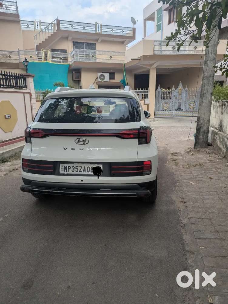 Hyundai Venue 2022 Petrol 14203 Km Driven Well Maintained
