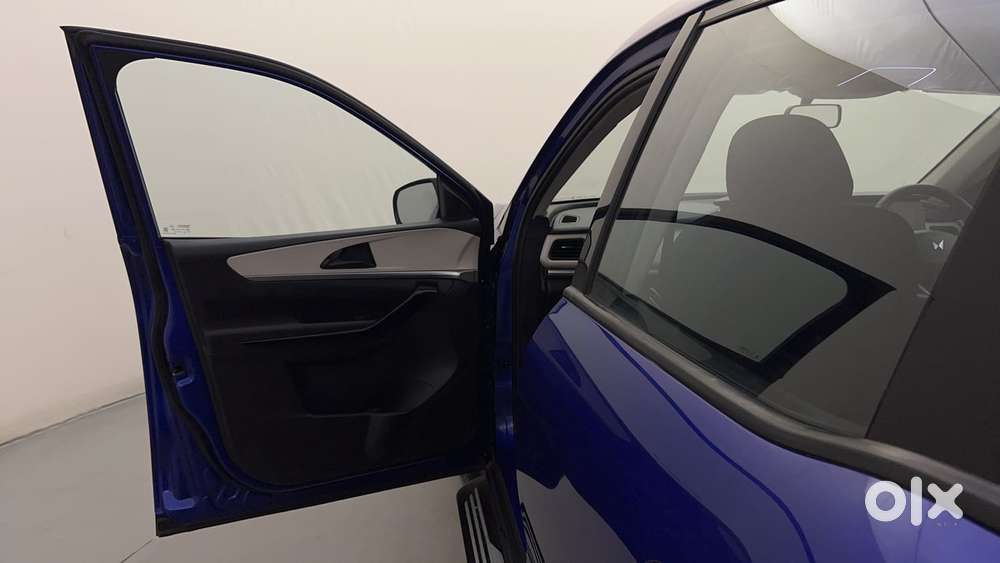 Mahindra Xuv700 2.0 Ax 5 Petrol At Str, 2023, Petrol