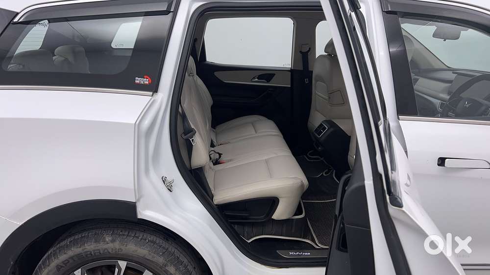 Mahindra Xuv700 2.0 Ax 7 Petrol Mt Str, 2022, Petrol