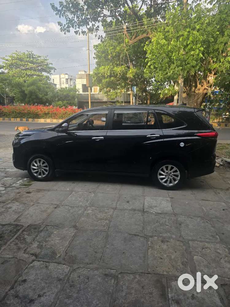Toyota Innova Hycross 2025