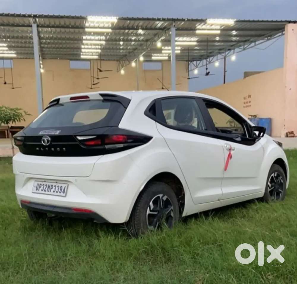 2022 Tata Altroz Xe Petrol With Alloy Wheel