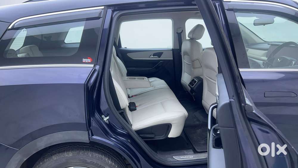 Mahindra Xuv700 2.0 Ax 7 Petrol Mt Str, 2024, Petrol