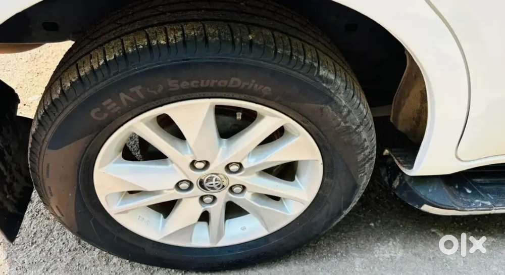 Toyota Innova Crysta 2.4 V