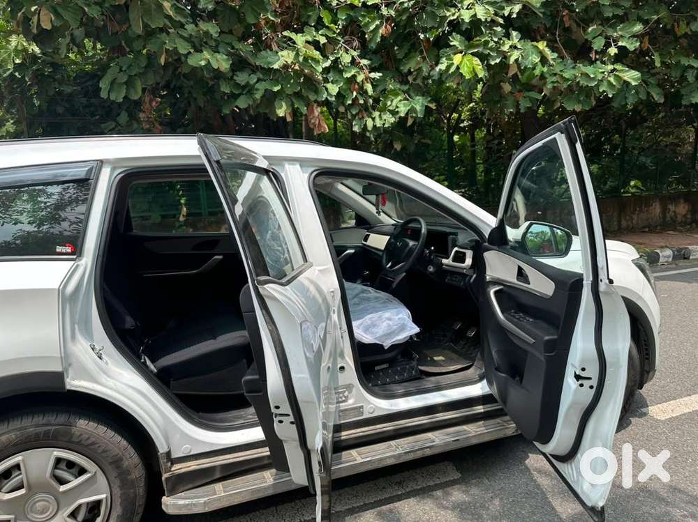 Mahindra Xuv700 2.0 Mx Petrol Mt 5 Str, 2022, Petrol