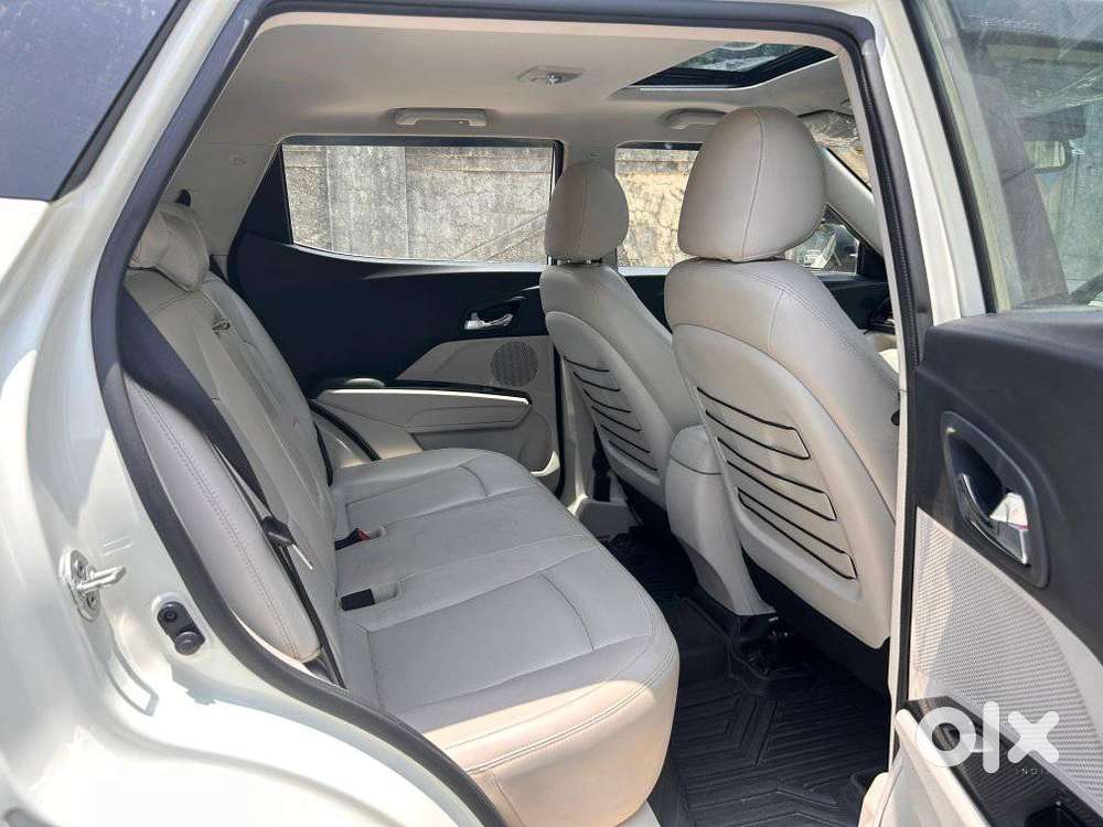 Mahindra Xuv300 1.2 W8 (o) Amt Petrol, 2023, Petrol