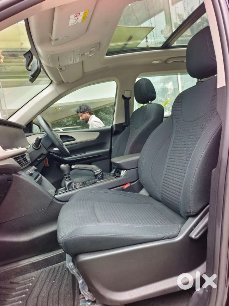 Mahindra XUV700 2.0 AX 5 Petrol MT 7 Str, 2023, Petrol