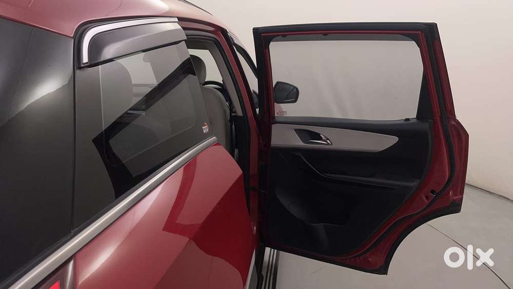 Mahindra Xuv700 2.0 Ax 7 Petrol At Luxury Pack Str, 2021, Petrol