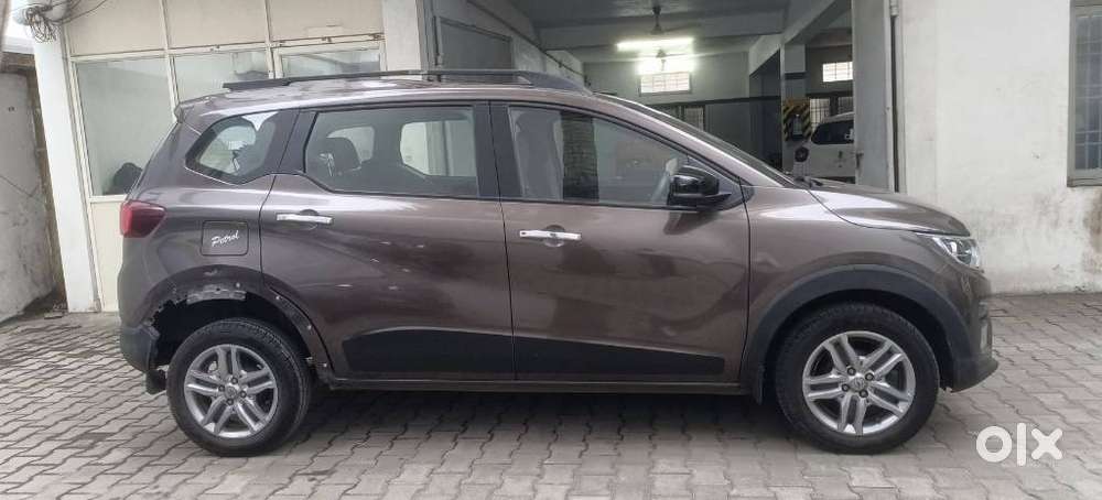 Renault Triber Rxz, 2023, Petrol