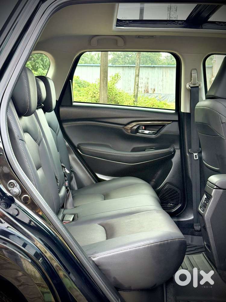 Maruti Suzuki Grand Vitara 1.5 Alpha Plus Intelligent Hybrid Ecvt, 2..