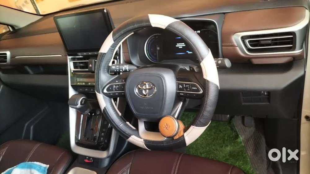 Toyota Innova Hycross 2025 Petrol 8500 Km Driven