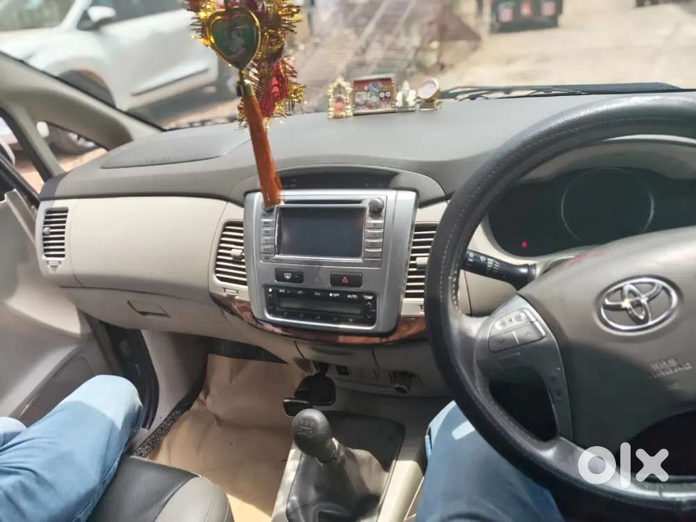 Toyota Innova 2.5 V 2013 Excellent Condition Low Kilometers (93000km)