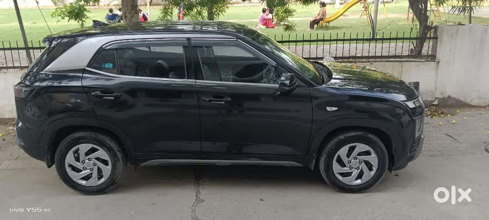 A Black Hyundai Creta Suv