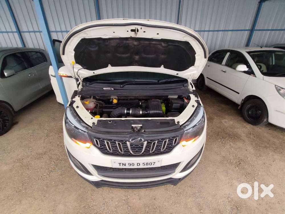 Mahindra Marazzo M6 2019 (pearl White)