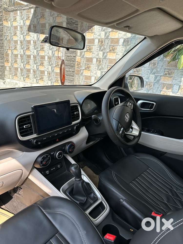 Hyundai Venue 2024 Petrol Well Maintained