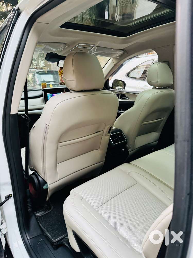 Mahindra Xuv700 2.0 Ax 7 Petrol Mt Str, 2023, Petrol