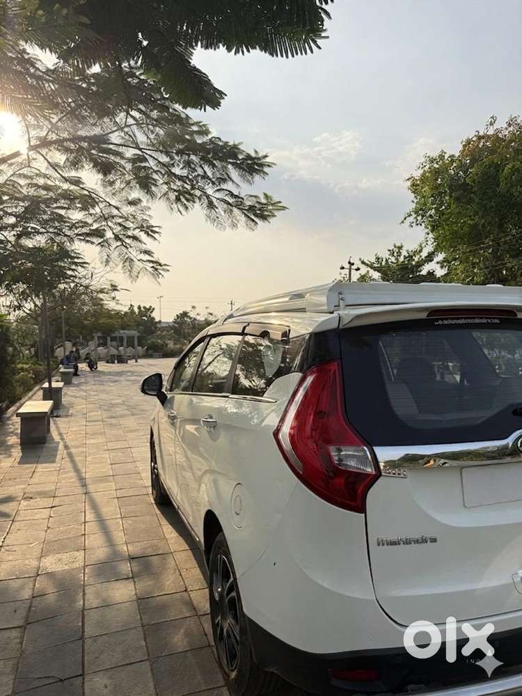 Mahindra Marazzo M8 Top End