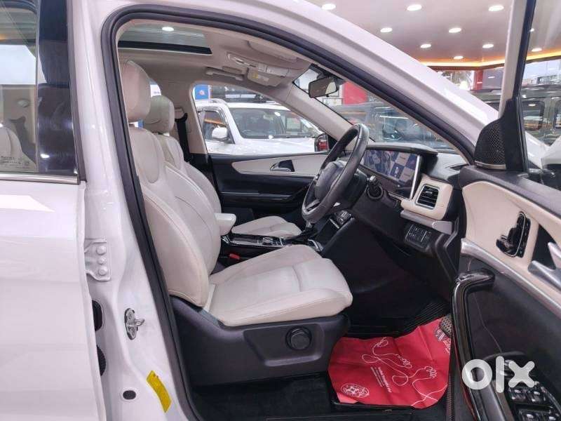 Mahindra Xuv700 2.0 Ax 7 Petrol At Luxury Pack Str, 2022, Petrol