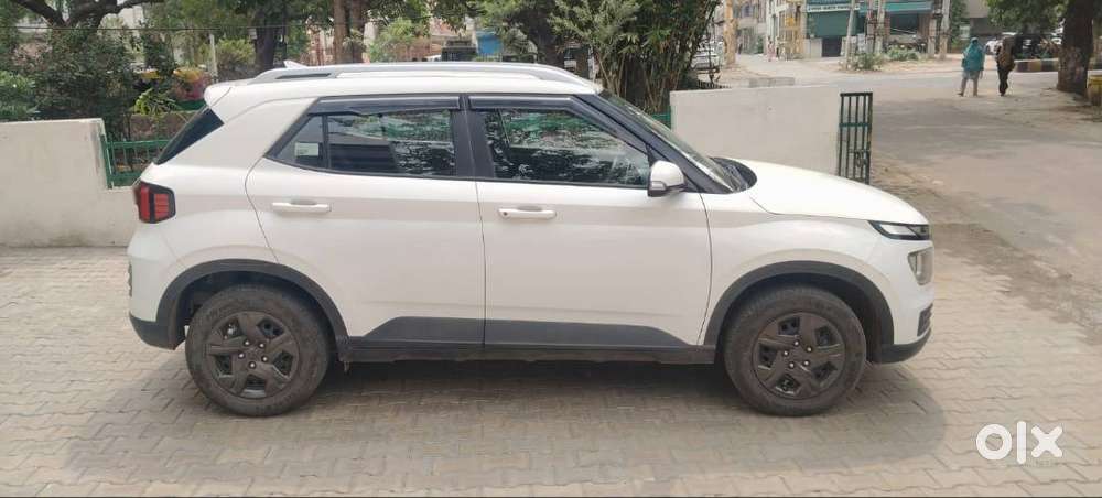 Selling My Hyundai Venu Splus Diesel 10 Month Old Old