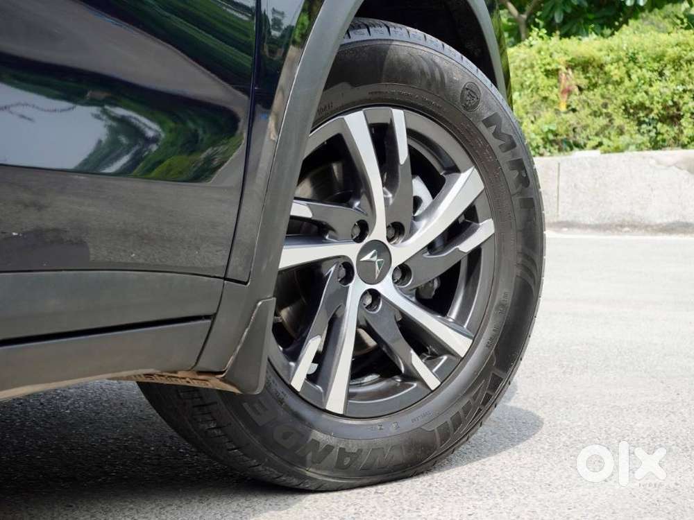 Mahindra Xuv700 2.0 Ax 5 Petrol Mt 7 Str, 2022, Petrol