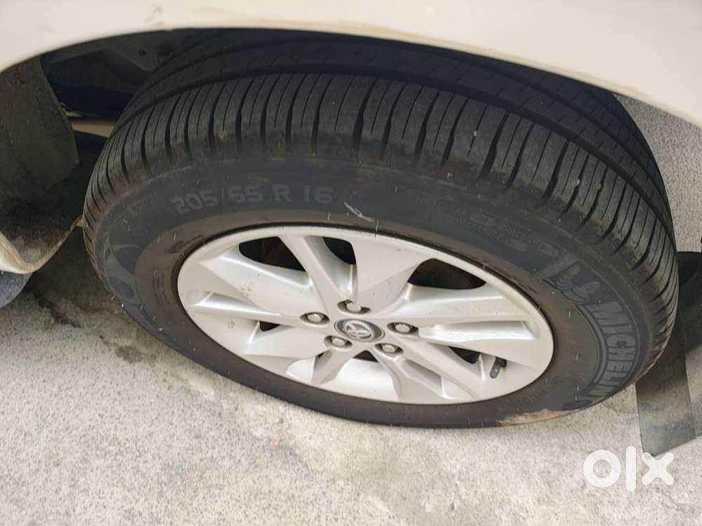 Toyota Innova Crysta 2.8g At 2019