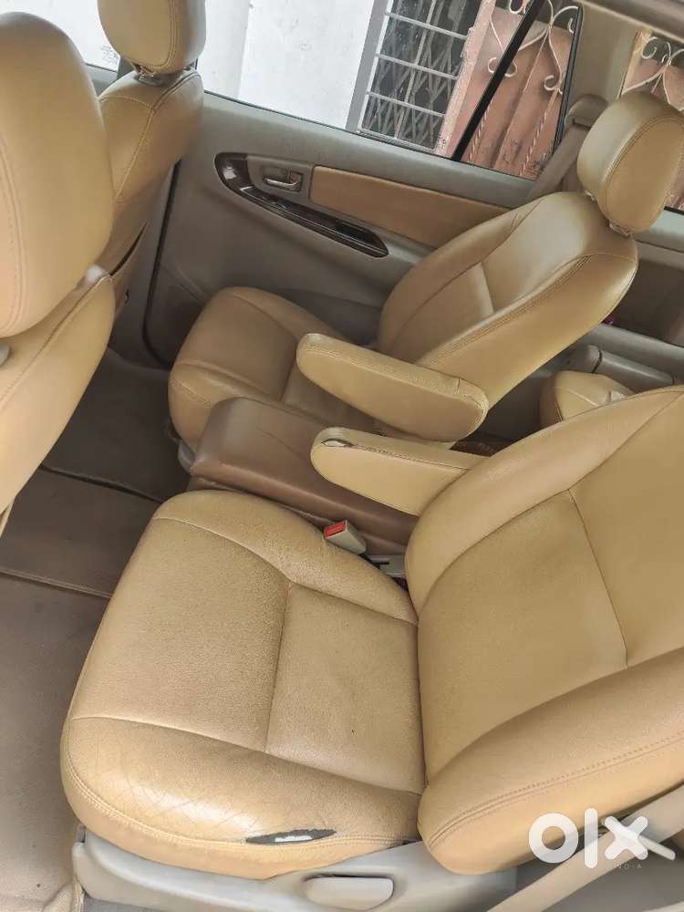 Toyota Innova 2.5v 7 Seater Gold Colour Complete Showroom Track