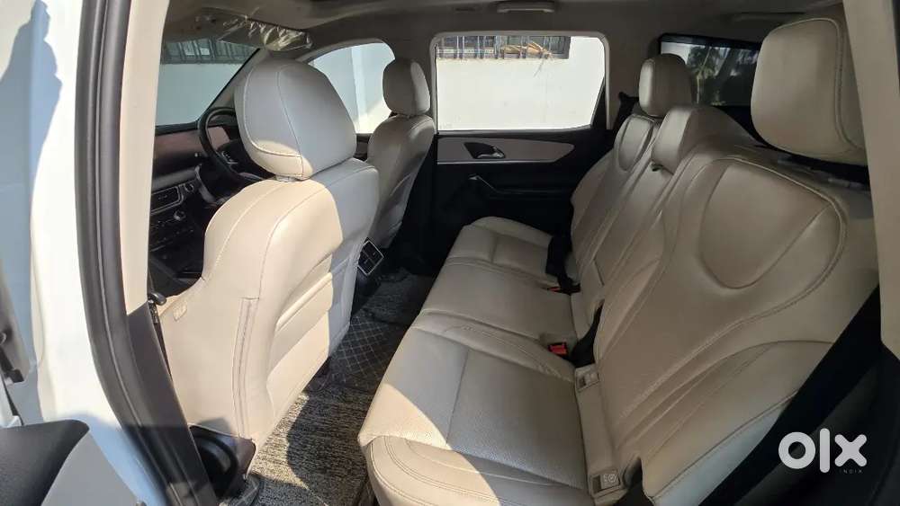 Mahindra Xuv700 Ax7 Mt Diesel White  55k Km  Loaded Features
