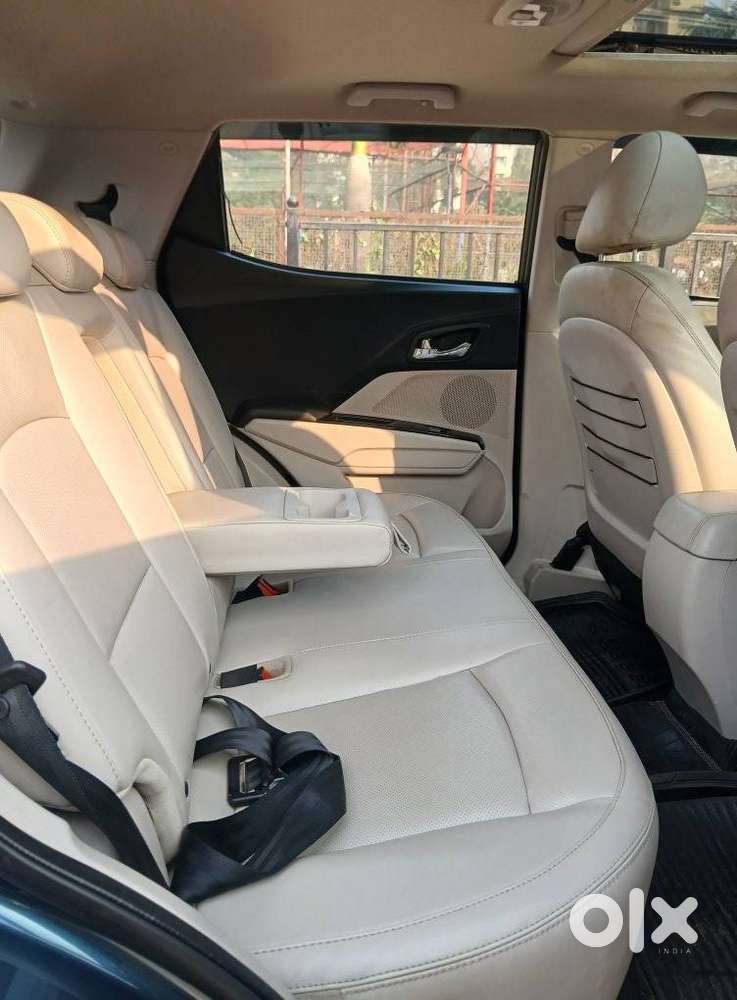 Mahindra Xuv300 1.2 W8 (o) Amt Dual Tone Petrol, 2021, Petrol