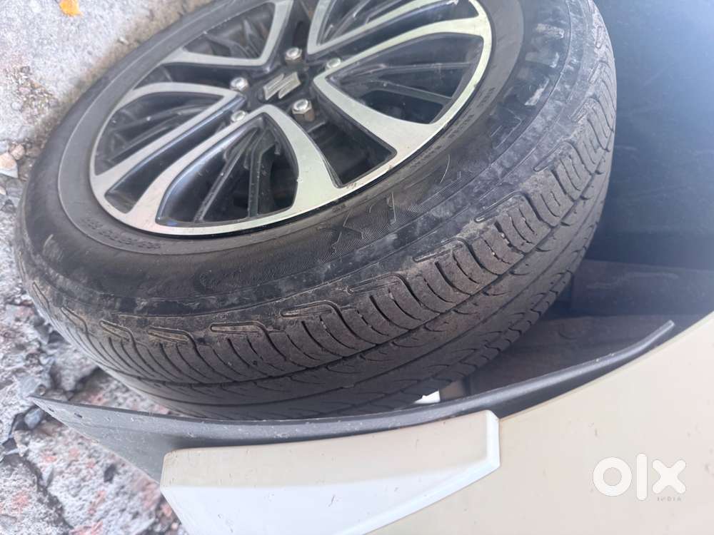 2. 5 Year Old , Ertiga Zxi ( Cng +petrol )
