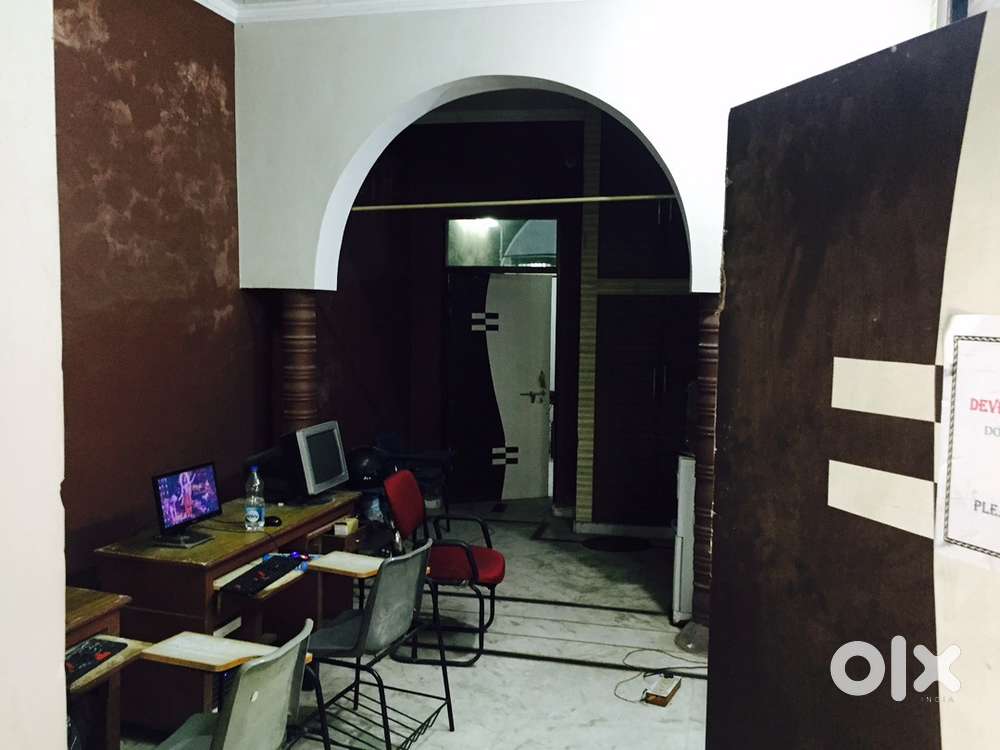 Flat for office/coaching on main road