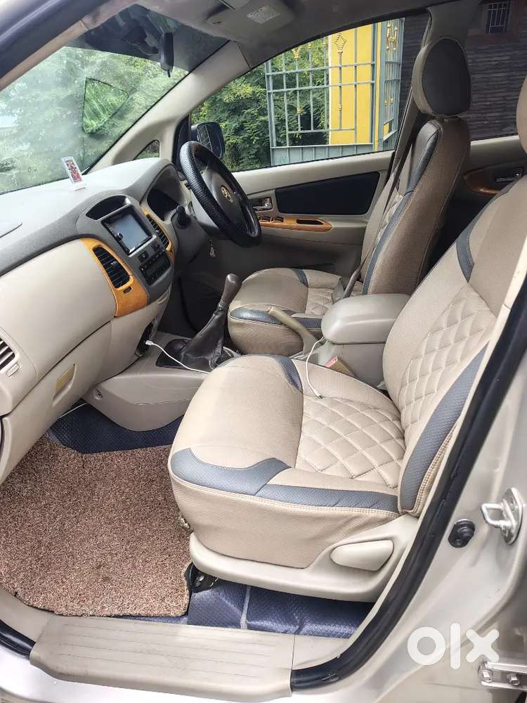 Toyota Innova 2.5 V 2011 Top Model