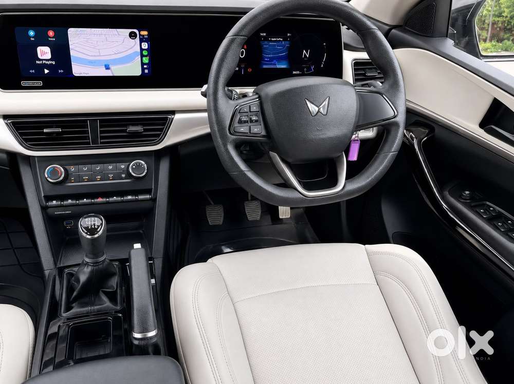 Mahindra Xuv700 Ax 5 Petrol Mt 7 Str (e), 2022, Petrol