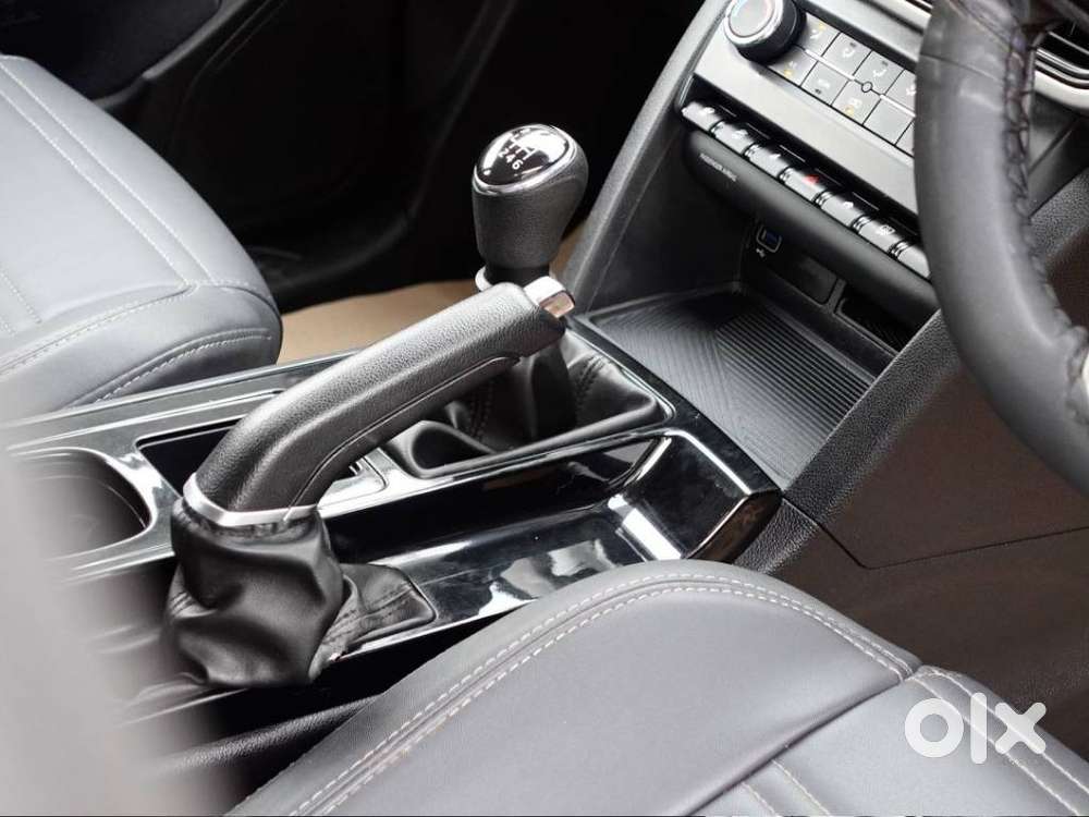 Mahindra Xuv700 2.0 Ax 3 Petrol Mt 5 Str, 2022, Petrol
