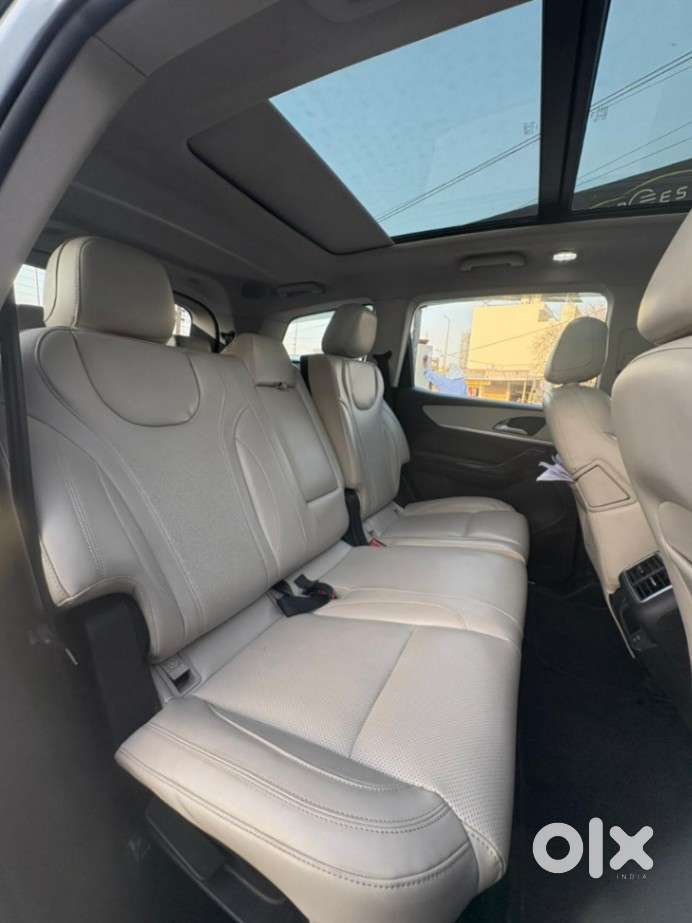 Mahindra Xuv700 Ax7l 6 Str At, 2023, Petrol