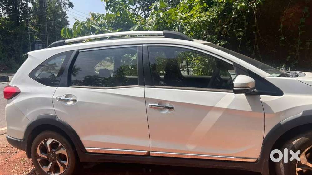 Spacious 7-seater Honda Br-v 2016 Diesel White - Excellent - ₹6l