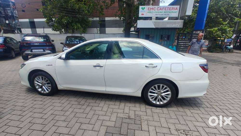 Toyota Camry 2.5 Hybrid (top-end)  2016  Excellent Condition