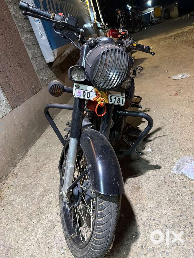 Royal Enfield Classic 500 stealth black