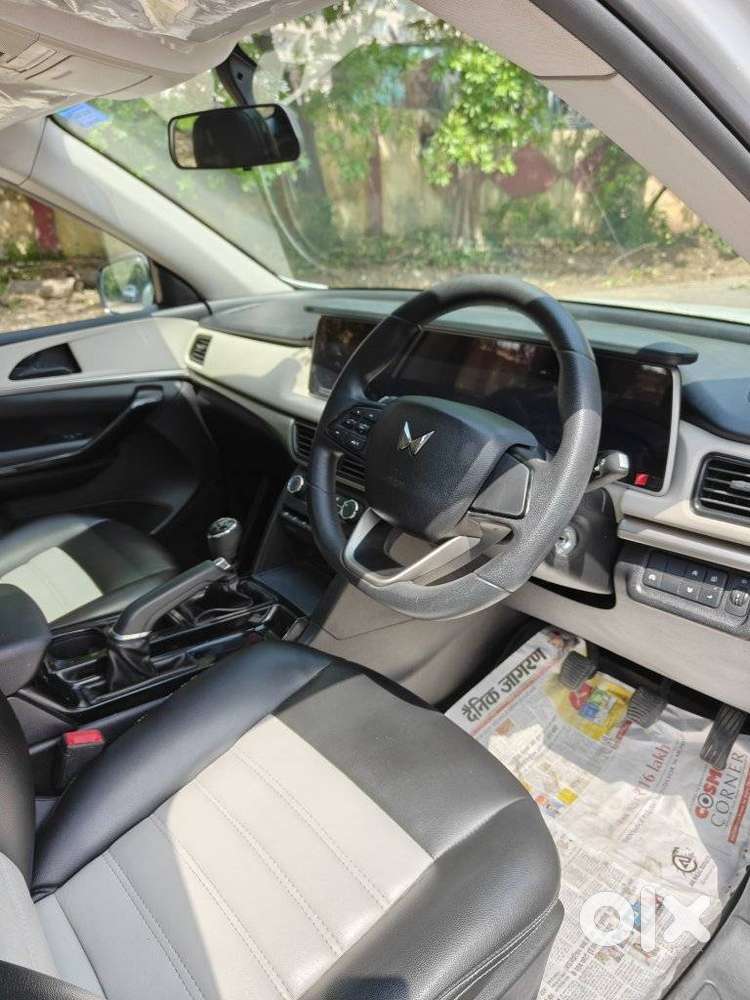 Mahindra Xuv700 2.0 Ax 5 Petrol Mt Str, 2023, Petrol
